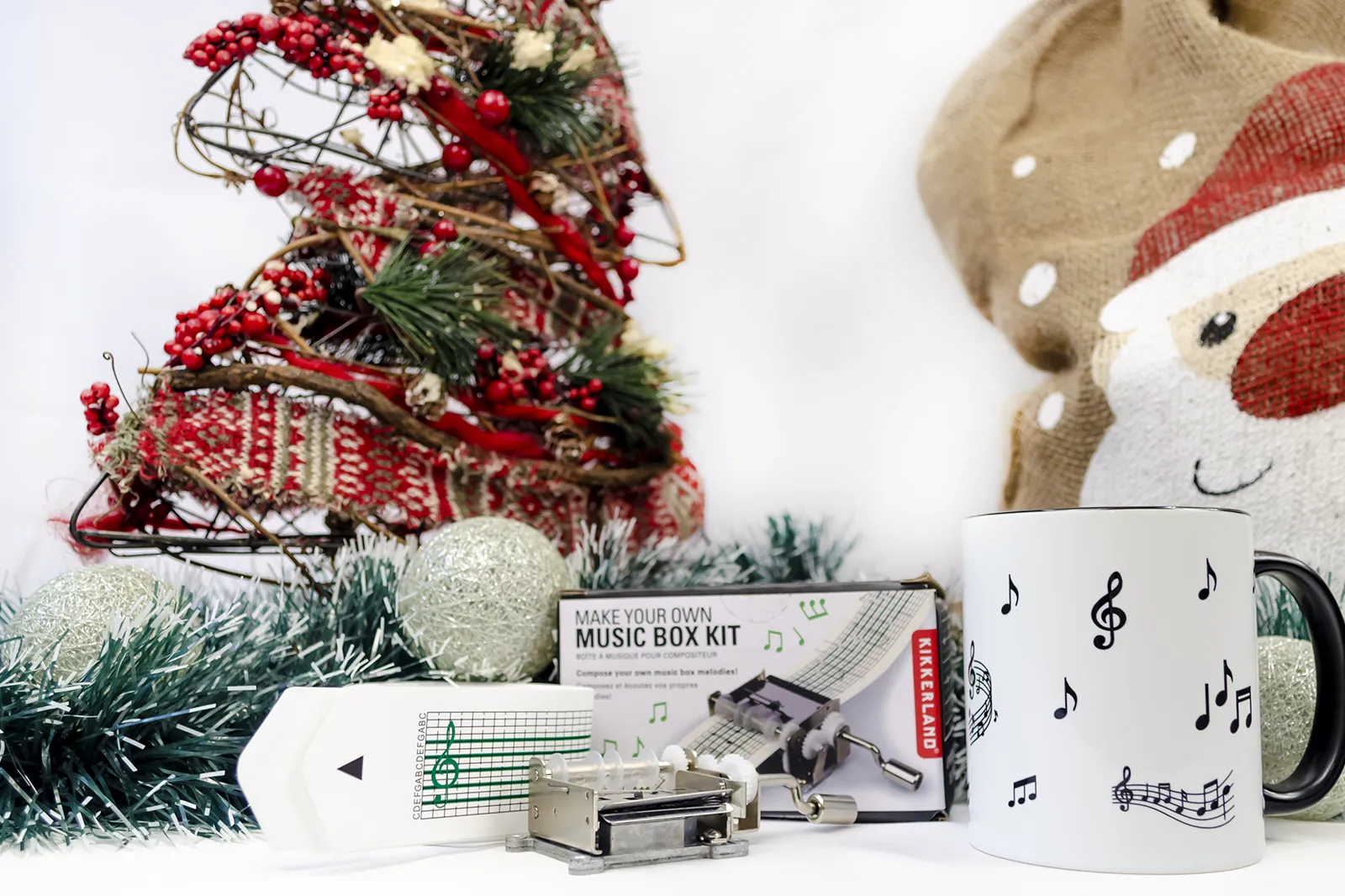 Caja regalo Musuka "Music Box" que contiene: Kit Kikkerland con una caja de música y partituras en blanco, para que puedas crear tus propias melodías. Una taza decorada con notas musicales y personalizable con el nombre que tú quieras.