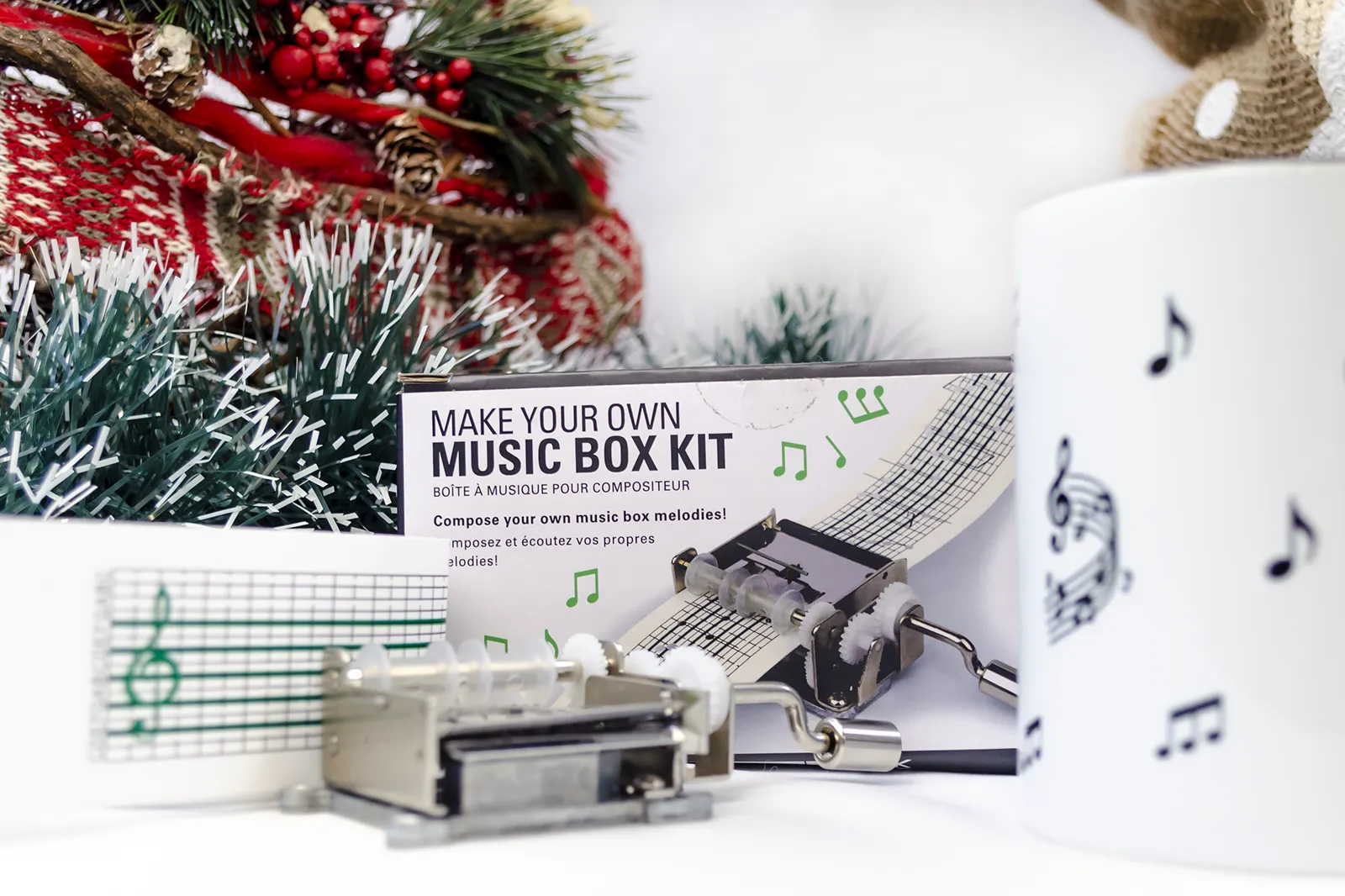 Caja regalo Musuka "Music Box" que contiene: Kit Kikkerland con una caja de música y partituras en blanco, para que puedas crear tus propias melodías. Una taza decorada con notas musicales y personalizable con el nombre que tú quieras.