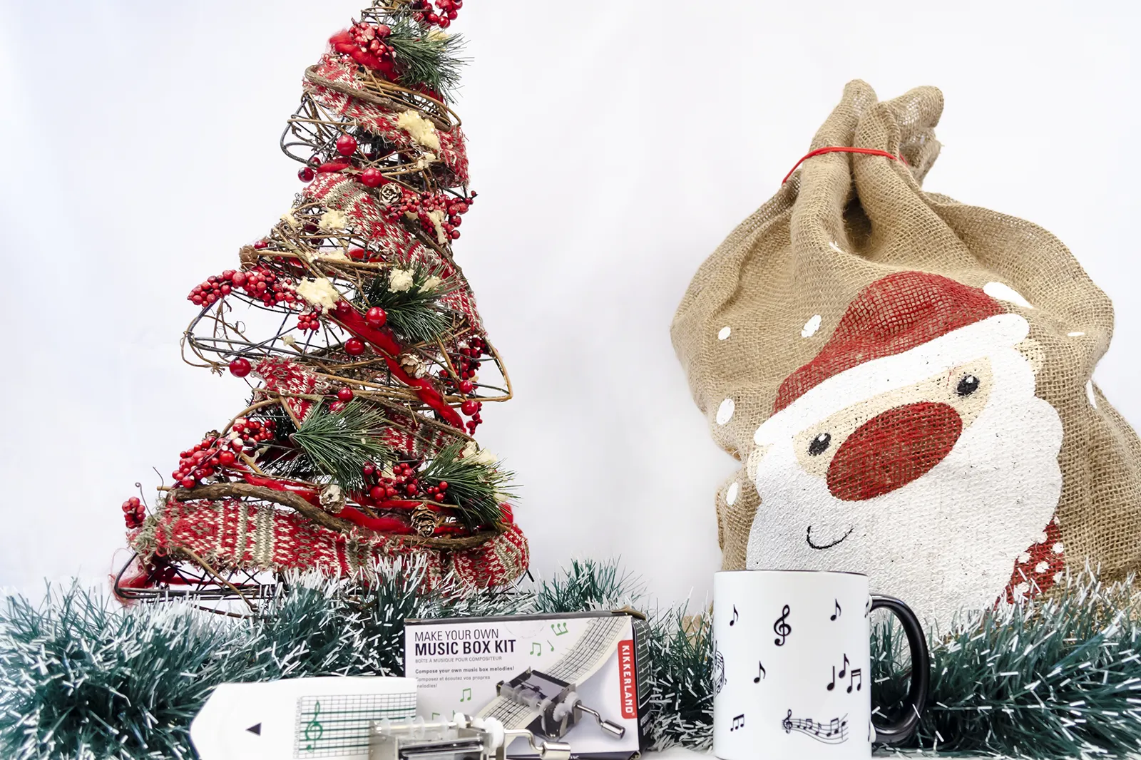 Caja regalo Musuka "Music Box" que contiene: Kit Kikkerland con una caja de música y partituras en blanco, para que puedas crear tus propias melodías. Una taza decorada con notas musicales y personalizable con el nombre que tú quieras.