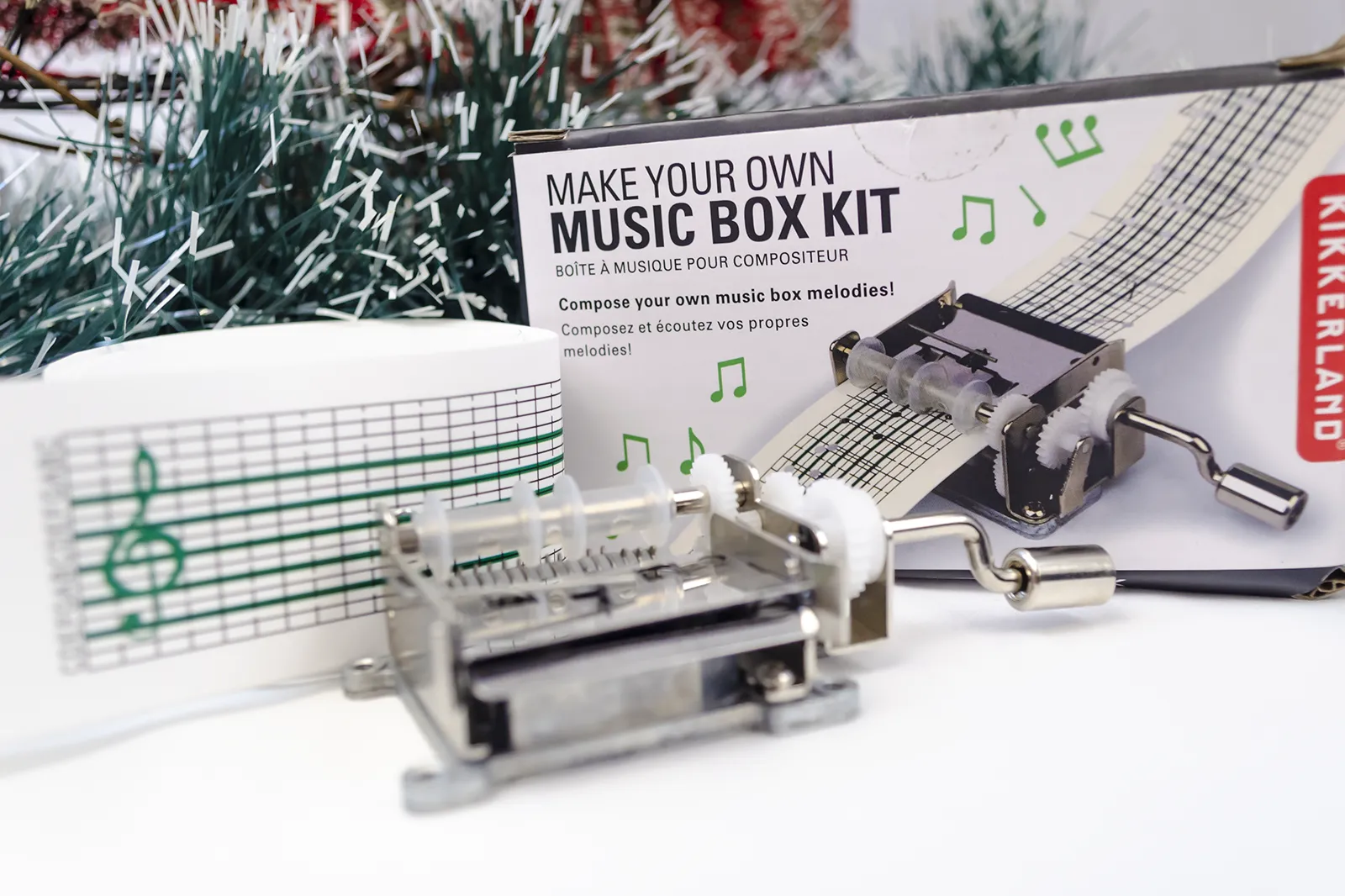 Caja regalo Musuka "Music Box" que contiene: Kit Kikkerland con una caja de música y partituras en blanco, para que puedas crear tus propias melodías. Una taza decorada con notas musicales y personalizable con el nombre que tú quieras.