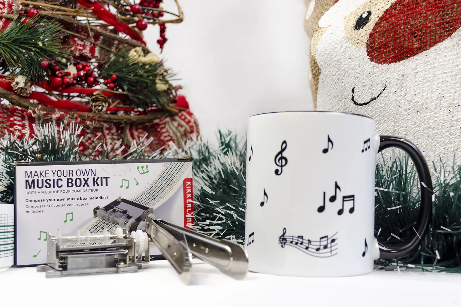 Caja regalo Musuka "Music Box" que contiene: Kit Kikkerland con una caja de música y partituras en blanco, para que puedas crear tus propias melodías. Una taza decorada con notas musicales y personalizable con el nombre que tú quieras.