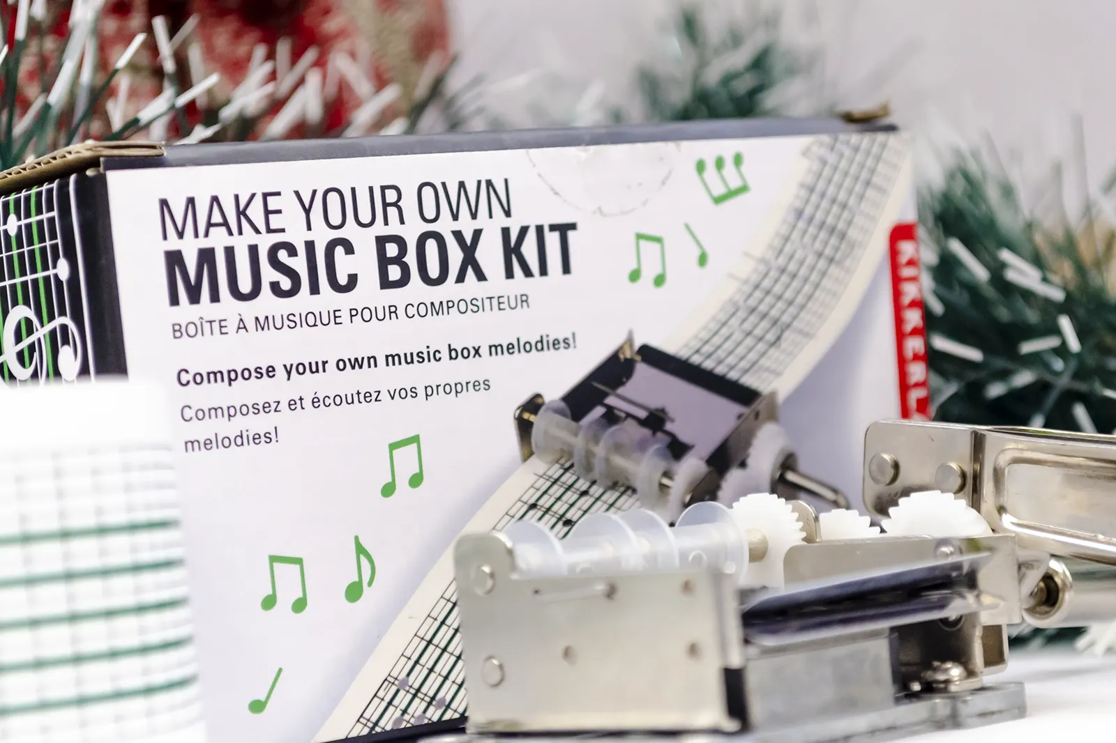 Caja regalo Musuka "Music Box" que contiene: Kit Kikkerland con una caja de música y partituras en blanco, para que puedas crear tus propias melodías. Una taza decorada con notas musicales y personalizable con el nombre que tú quieras.