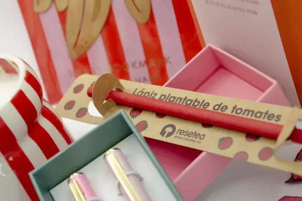 Caja regalo Musuka "Esther" que contiene: una agenda de piel vegana, una lámpara, un set de bolígrafos, un lápiz plantable, un separador de libros, una vela con fragancia de Hibisco.