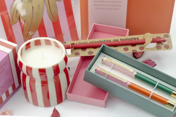 Caja regalo Musuka "Esther" que contiene: una agenda de piel vegana, una lámpara, un set de bolígrafos, un lápiz plantable, un separador de libros, una vela con fragancia de Hibisco.