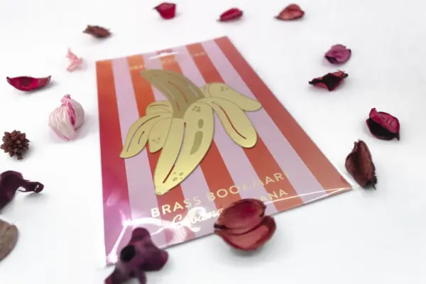 Caja regalo Musuka "Esther" que contiene: una agenda de piel vegana, una lámpara, un set de bolígrafos, un lápiz plantable, un separador de libros, una vela con fragancia de Hibisco.