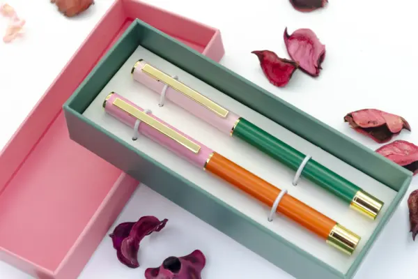 Caja regalo Musuka "Esther" que contiene: una agenda de piel vegana, una lámpara, un set de bolígrafos, un lápiz plantable, un separador de libros, una vela con fragancia de Hibisco.