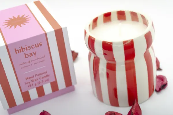 Caja regalo Musuka "Esther" que contiene: una agenda de piel vegana, una lámpara, un set de bolígrafos, un lápiz plantable, un separador de libros, una vela con fragancia de Hibisco.