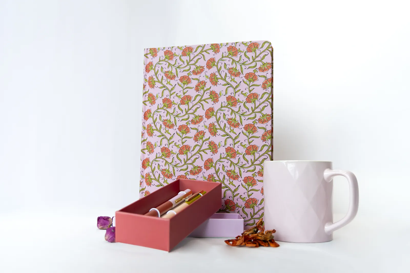 Caja de regalo Naroa de papelería con agenda floral rosa, bolígrafos de colores y taza de cerámica, un regalo original para amantes de la escritura.