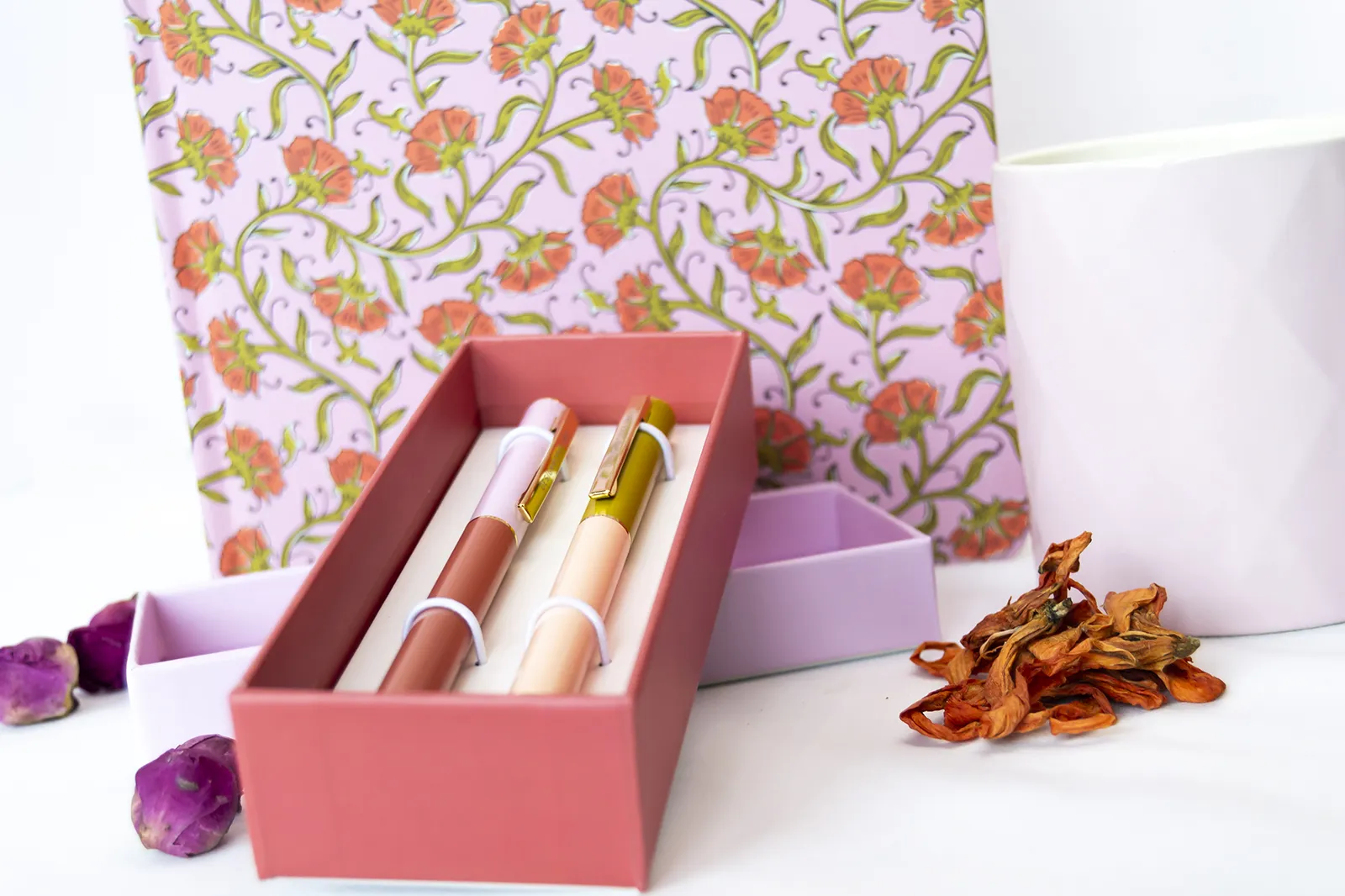 Caja de regalo Naroa de papelería con agenda floral rosa, bolígrafos de colores y taza de cerámica, un regalo original para amantes de la escritura.