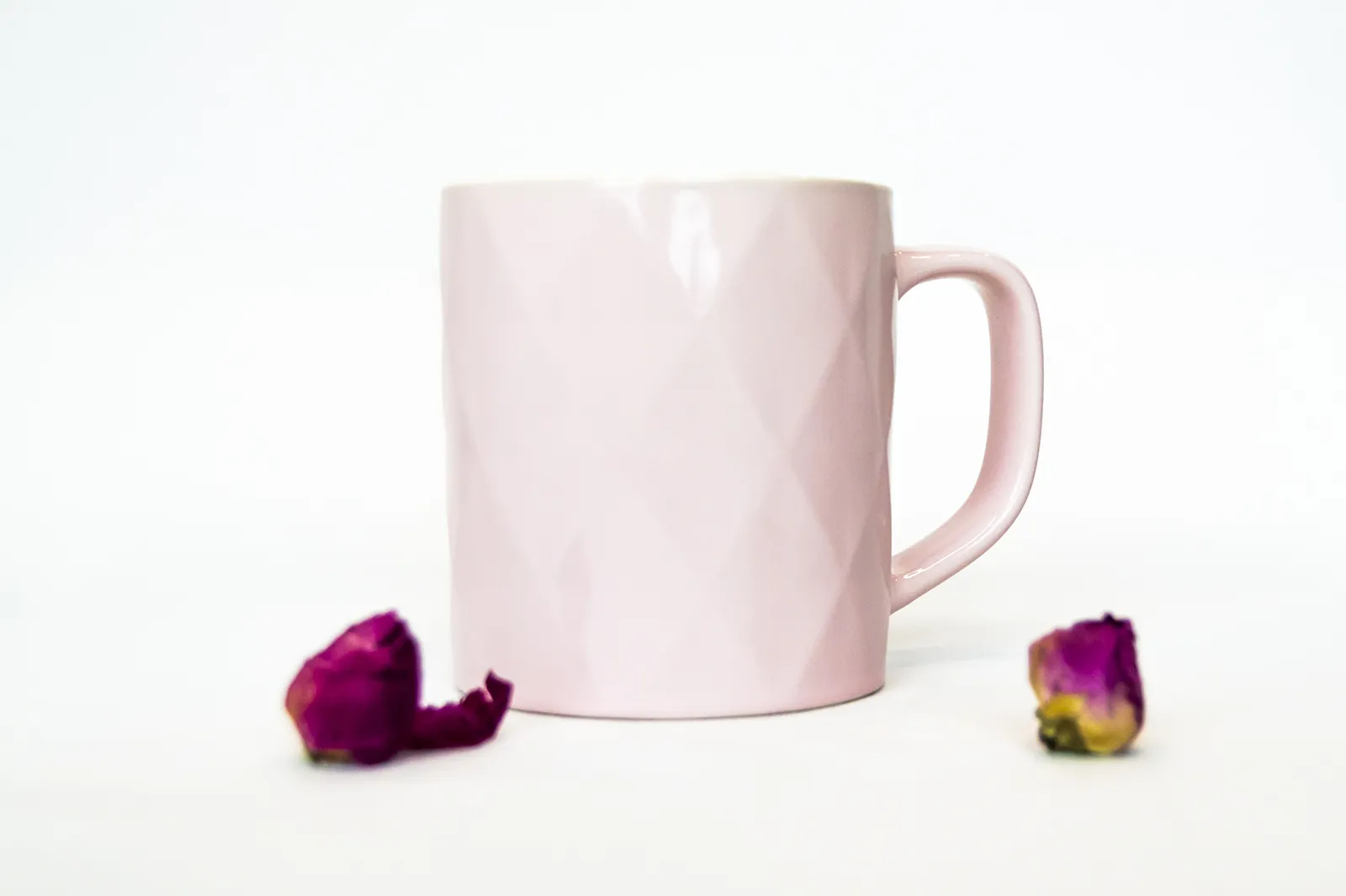 Taza de cerámica Bidasoa de 40 cl incluida en la caja de regalo Naroa, un regalo original que combina papelería bonita y accesorios para el día a día.