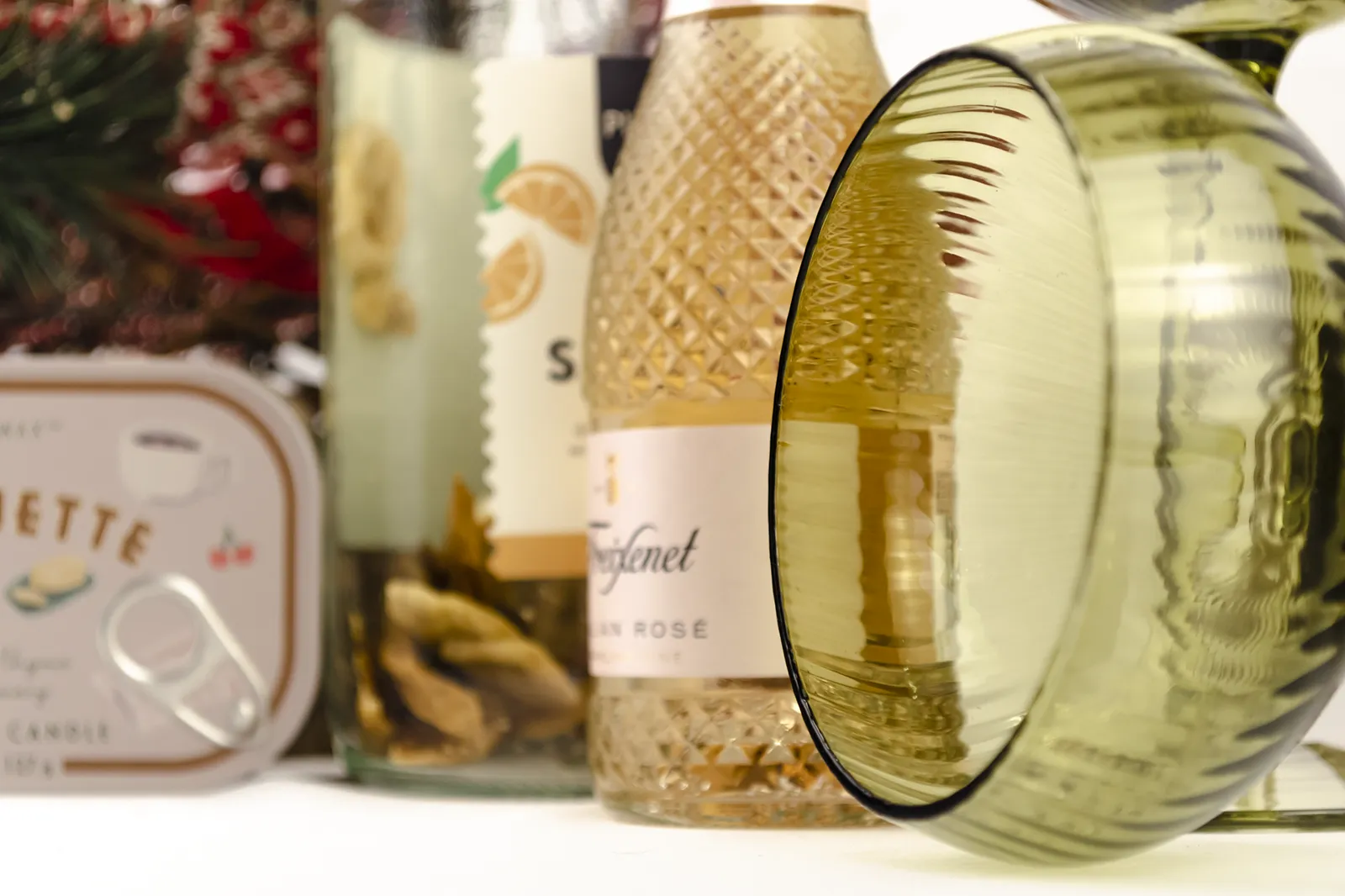 Caja Musuka “Regalo de Navidad 11" que contiene: Una botella de sangría de cava Pineut, con una mezcla de naranja y mango deshidratados. Una mini botella de vino Freixenet "Italian Rosé” de 20 cl. Una vela enlatada Paddywax “Baguette".