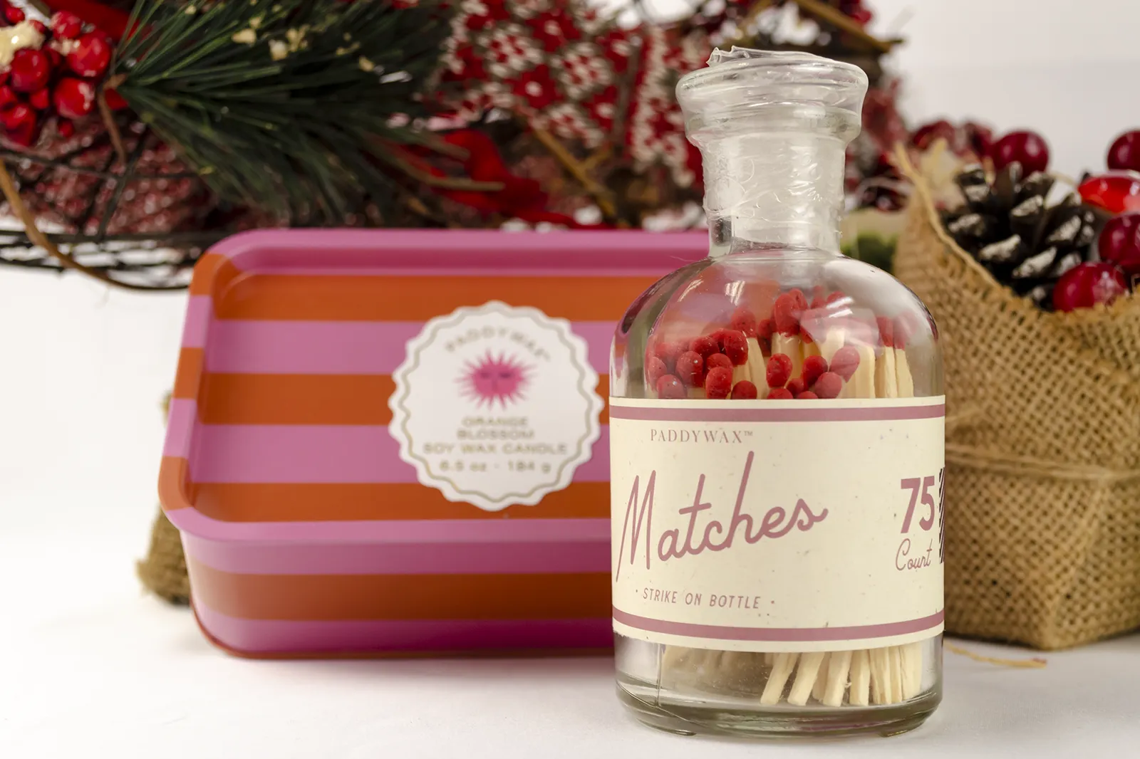 Caja Musuka “Regalo de Navidad 12" que contiene: Una vela en lata Paddywax “Orange Blossom”, y una botella con cerillas “Paddywax”.