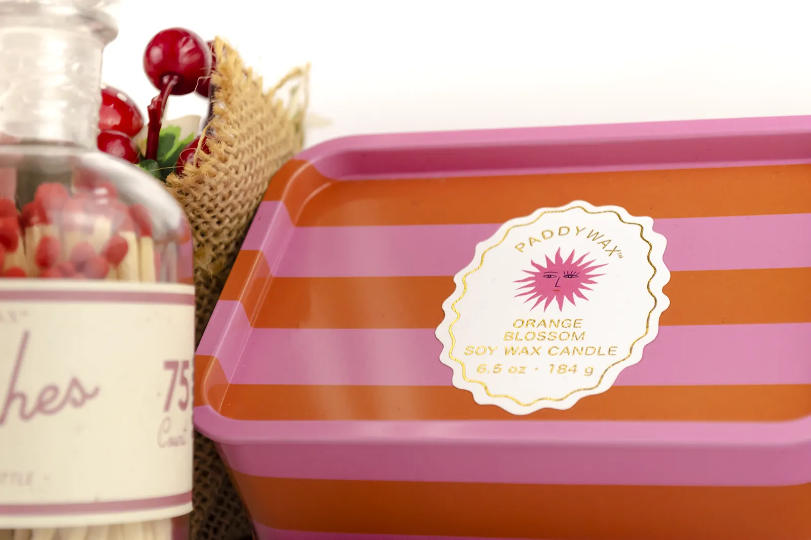 Caja Musuka “Regalo de Navidad 12" que contiene: Una vela en lata Paddywax “Orange Blossom”, y una botella con cerillas “Paddywax”.