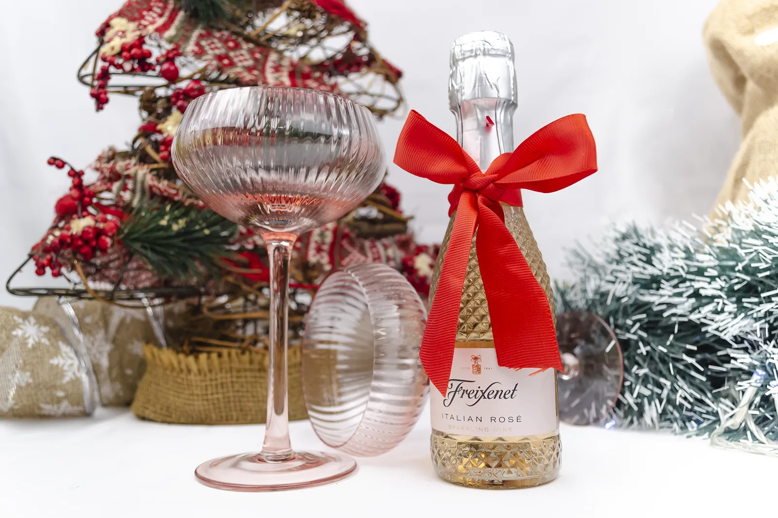 Caja Musuka “Regalo de Navidad 24" que contiene: Una mini botella de vino Freixenet "Italian Rosé”. Un par de copas estilo vintage Here’s How, hechas de un elegante vidrio de color rosa.