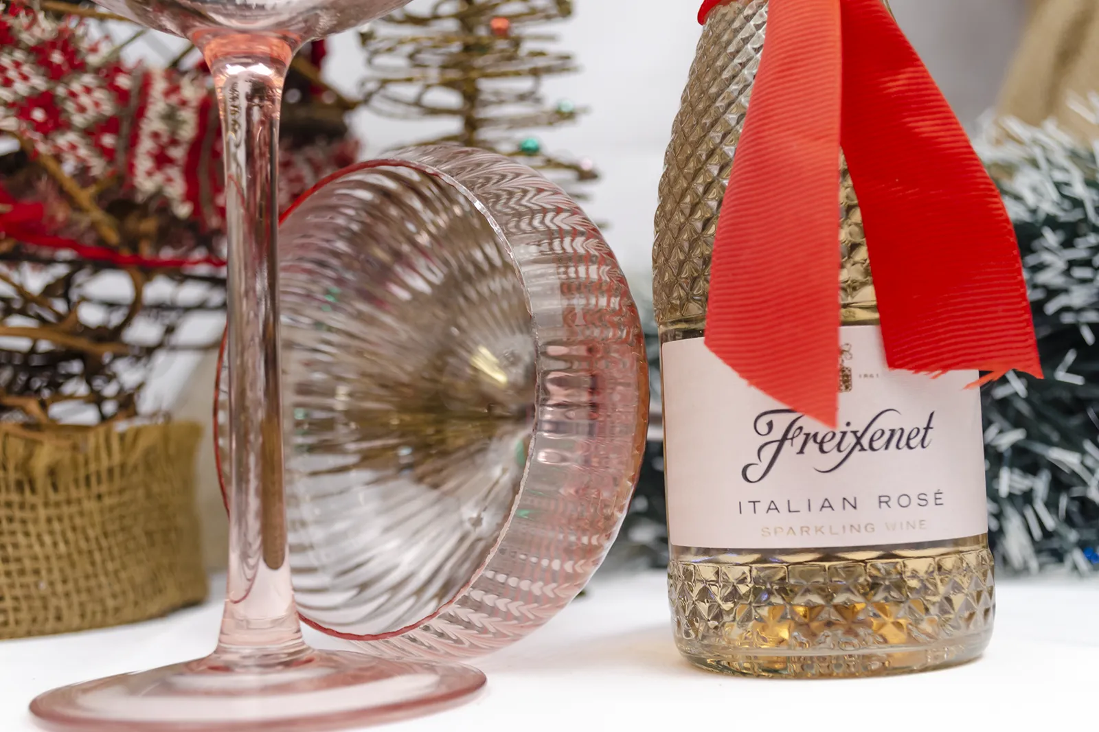 Caja Musuka “Regalo de Navidad 24" que contiene: Una mini botella de vino Freixenet "Italian Rosé”. Un par de copas estilo vintage Here’s How, hechas de un elegante vidrio de color rosa.