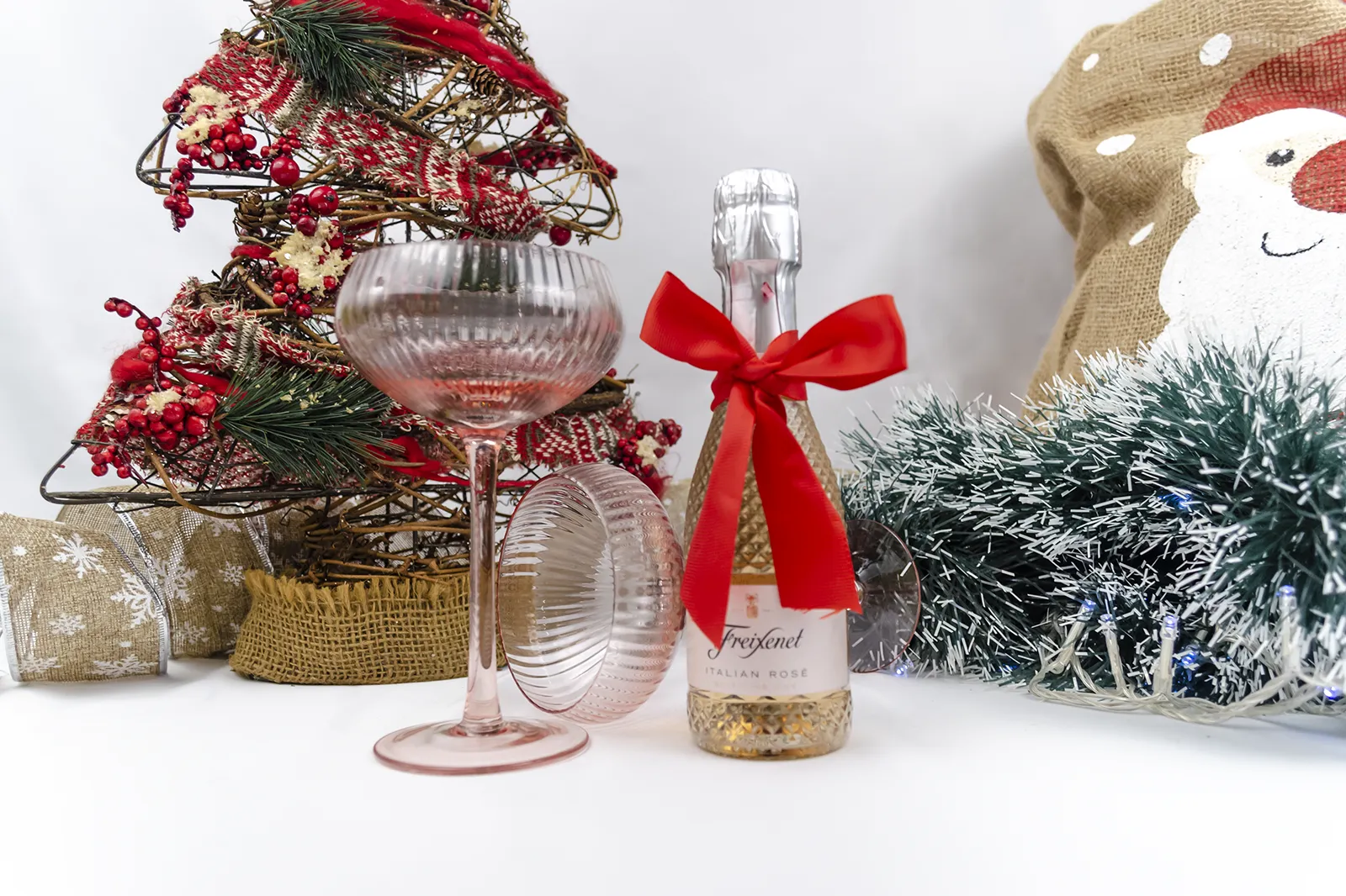 Caja Musuka “Regalo de Navidad 24" que contiene: Una mini botella de vino Freixenet "Italian Rosé”. Un par de copas estilo vintage Here’s How, hechas de un elegante vidrio de color rosa.