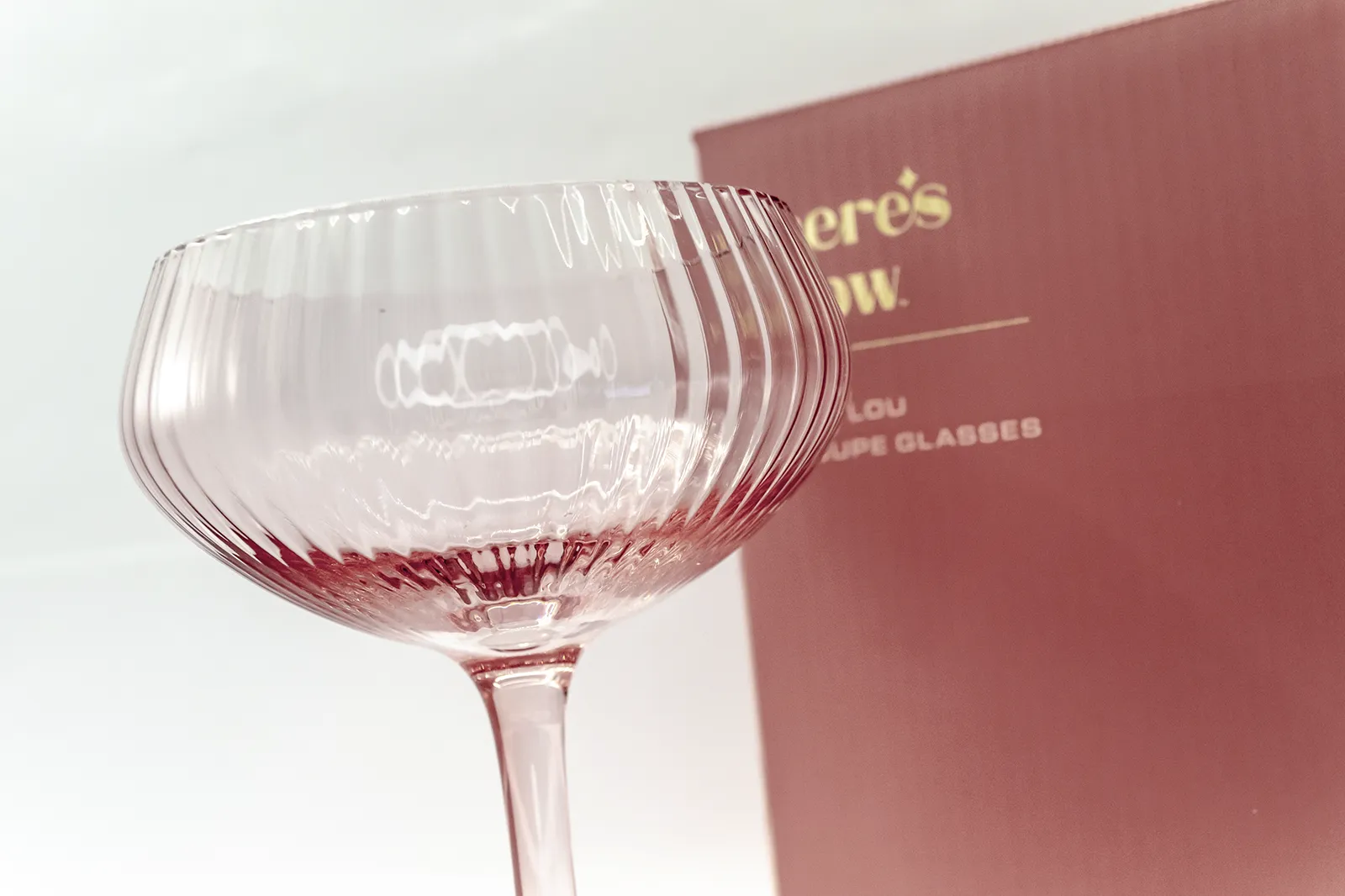 Caja Musuka “Regalo de Navidad 24" que contiene: Una mini botella de vino Freixenet "Italian Rosé”. Un par de copas estilo vintage Here’s How, hechas de un elegante vidrio de color rosa.