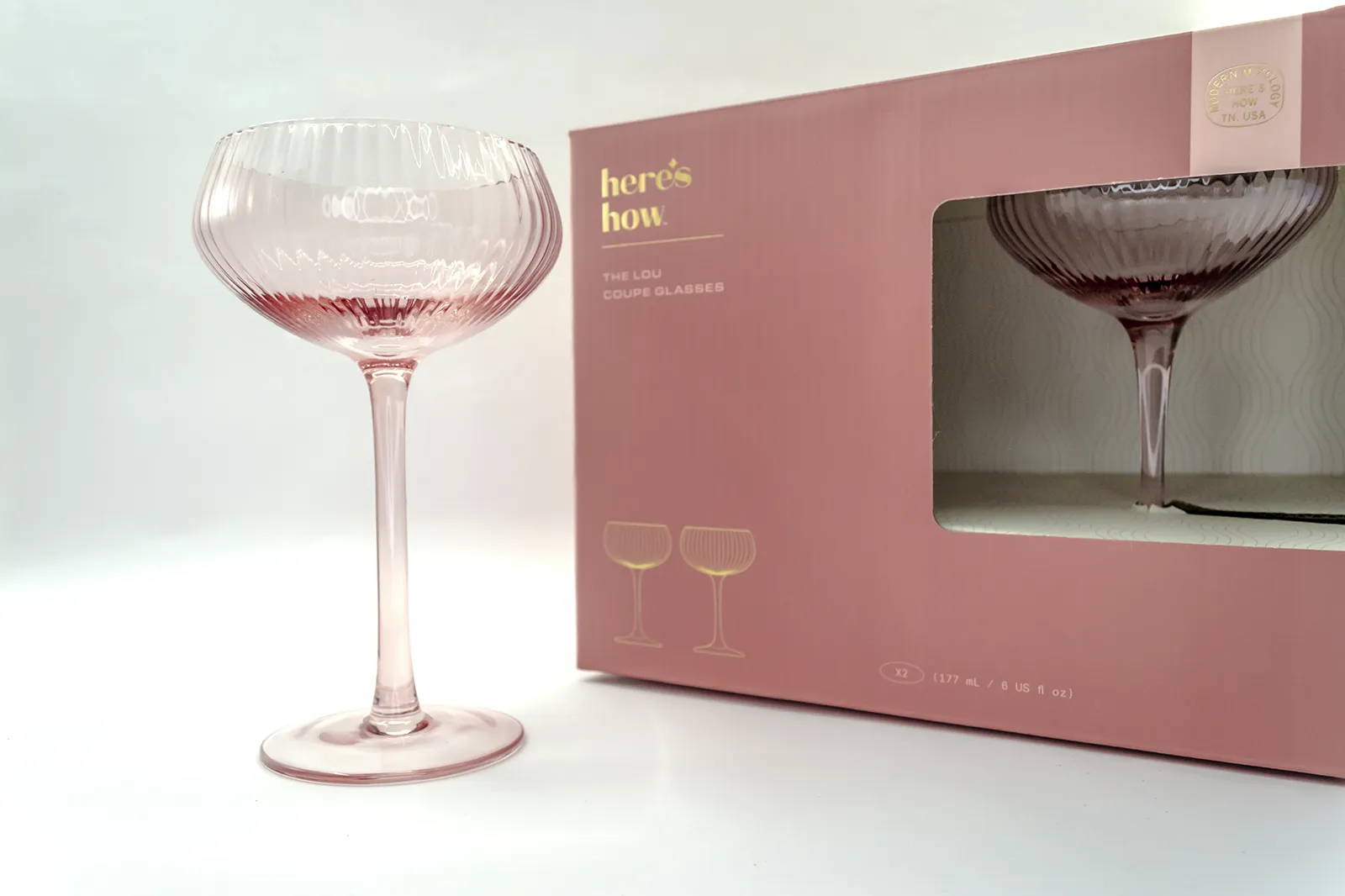 Caja Musuka “Regalo de Navidad 24" que contiene: Una mini botella de vino Freixenet "Italian Rosé”. Un par de copas estilo vintage Here’s How, hechas de un elegante vidrio de color rosa.