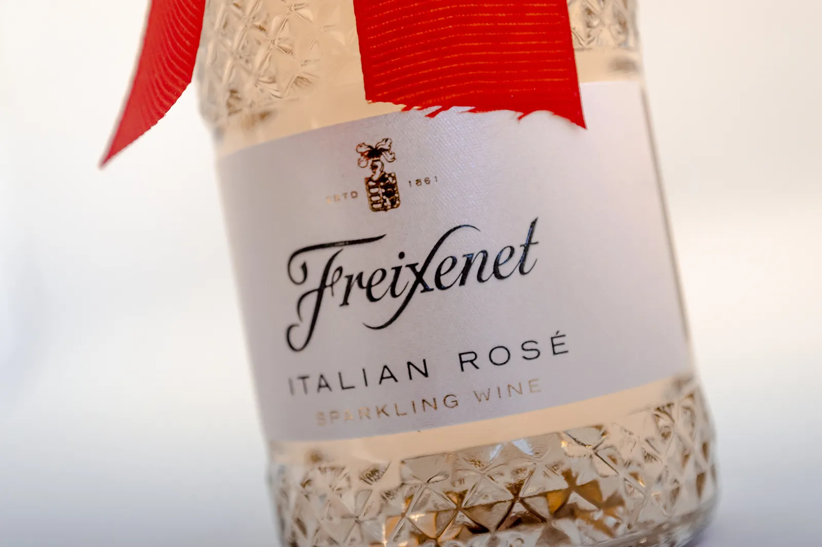 Caja Musuka “Regalo de Navidad 24" que contiene: Una mini botella de vino Freixenet "Italian Rosé”. Un par de copas estilo vintage Here’s How, hechas de un elegante vidrio de color rosa.