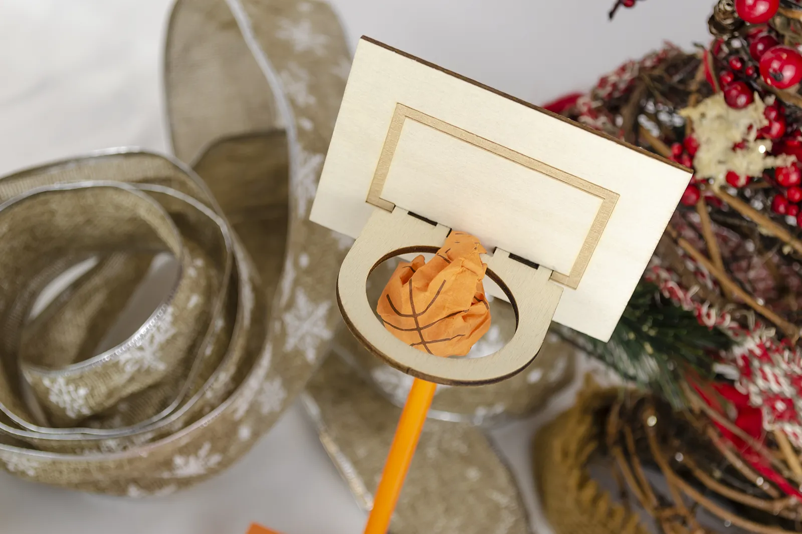 Caja Musuka “Regalo de Navidad 6" que contiene: set Kikkerland con un bloc de notas y un lápiz, con los que puedes montar una canasta. Un set de dos bolígrafos Designworks Ink, en tonos verdes y naranjas. Un cuaderno de bolsillo de tapa dura Designworks Ink con forma de pasaporte.