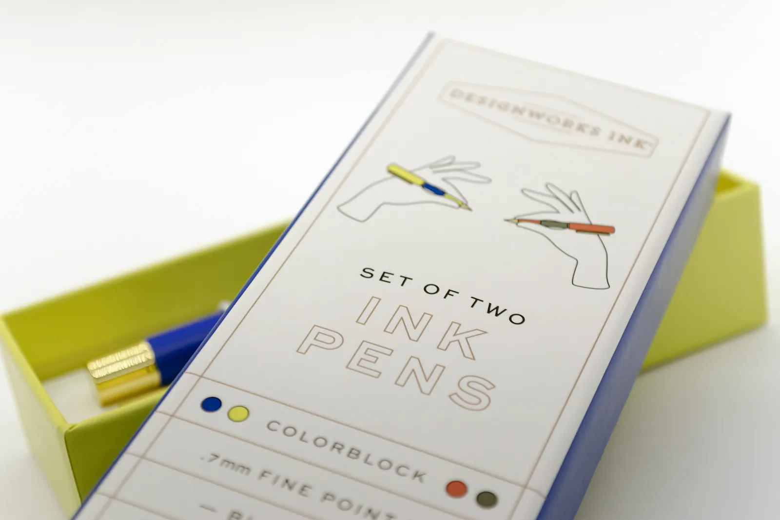 Caja Musuka “Regalo de Navidad 6" que contiene: set Kikkerland con un bloc de notas y un lápiz, con los que puedes montar una canasta. Un set de dos bolígrafos Designworks Ink, en tonos verdes y naranjas. Un cuaderno de bolsillo de tapa dura Designworks Ink con forma de pasaporte.