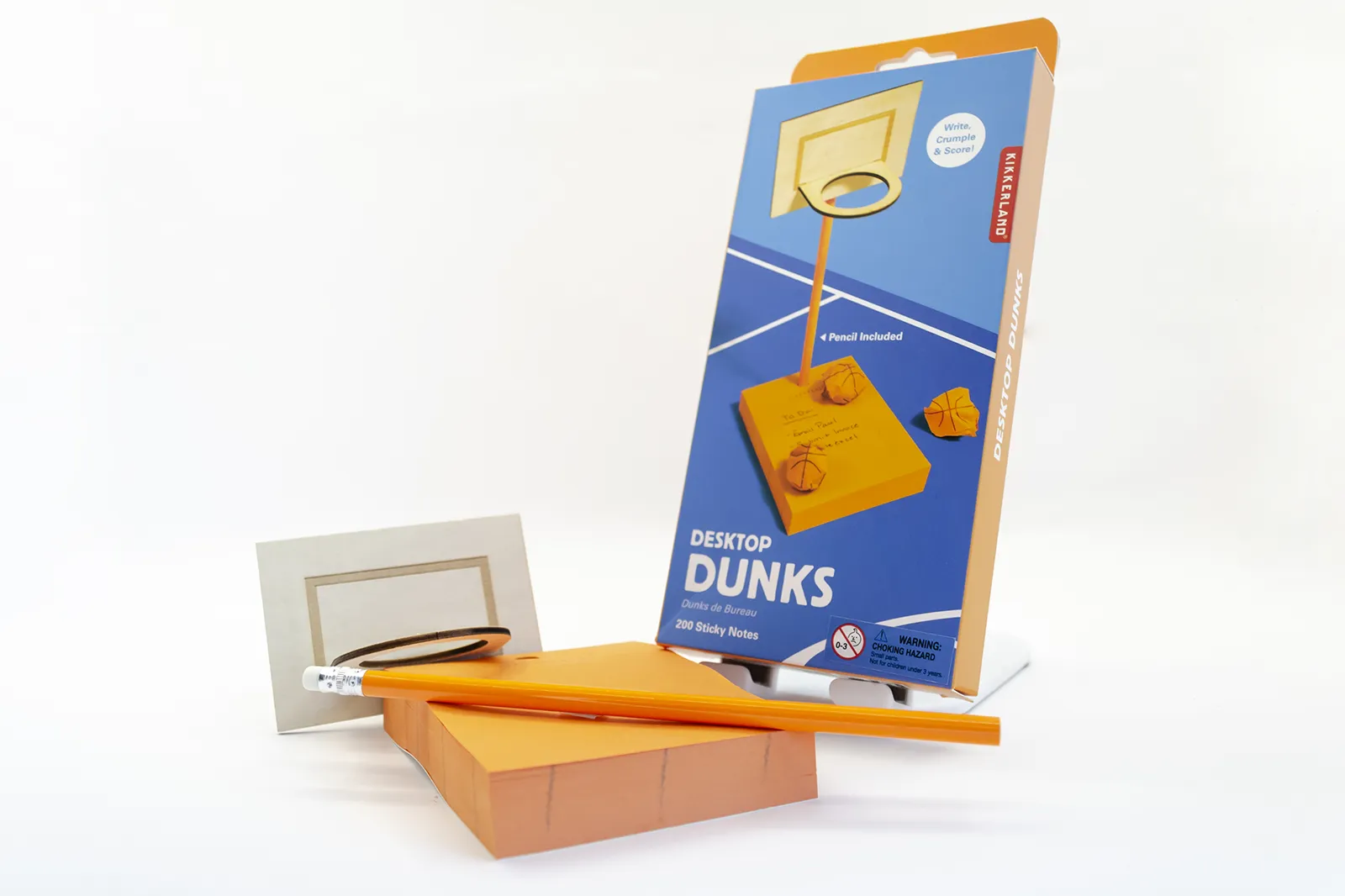 Caja Musuka “Regalo de Navidad 6" que contiene: set Kikkerland con un bloc de notas y un lápiz, con los que puedes montar una canasta. Un set de dos bolígrafos Designworks Ink, en tonos verdes y naranjas. Un cuaderno de bolsillo de tapa dura Designworks Ink con forma de pasaporte.