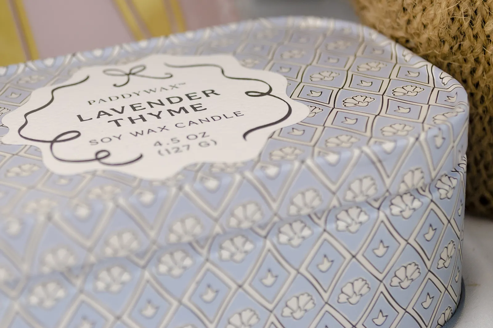 Caja Musuka “Regalo de Navidad 8" que contiene: galletas de caramelo crujiente Lady Joseph, tres bolígrafos Designworks Ink, con diferentes estampados, Una vela en lata Paddywax “Lavender Thyme” y una taza blanca personalizada.