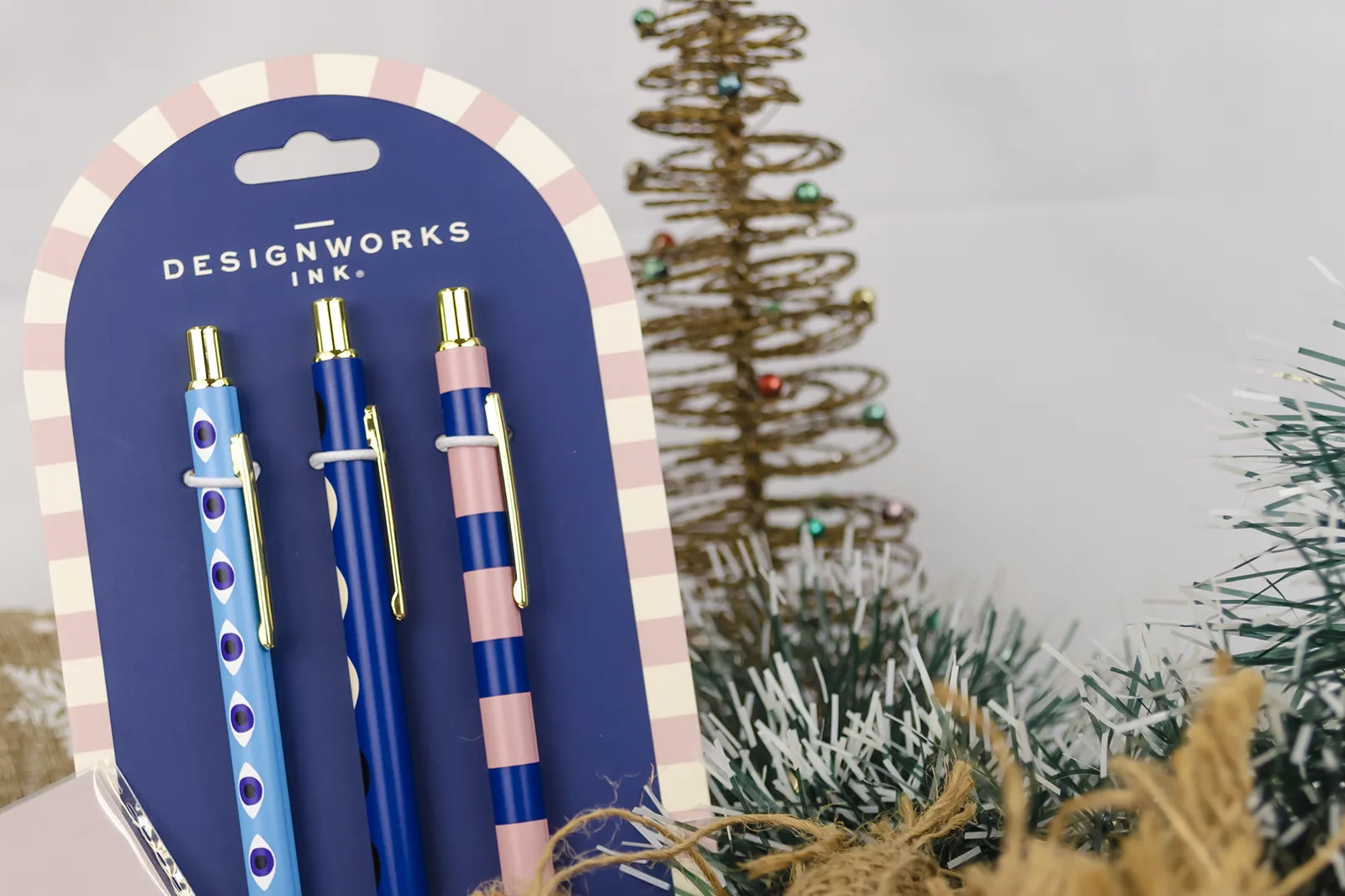 Caja Musuka “Regalo de Navidad 8" que contiene: galletas de caramelo crujiente Lady Joseph, tres bolígrafos Designworks Ink, con diferentes estampados, Una vela en lata Paddywax “Lavender Thyme” y una taza blanca personalizada.