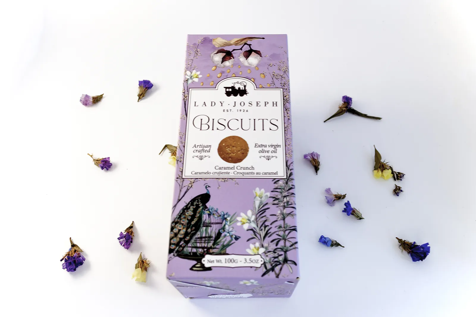 Caja Musuka “Regalo de Navidad 8" que contiene: galletas de caramelo crujiente Lady Joseph, tres bolígrafos Designworks Ink, con diferentes estampados, Una vela en lata Paddywax “Lavender Thyme” y una taza blanca personalizada.