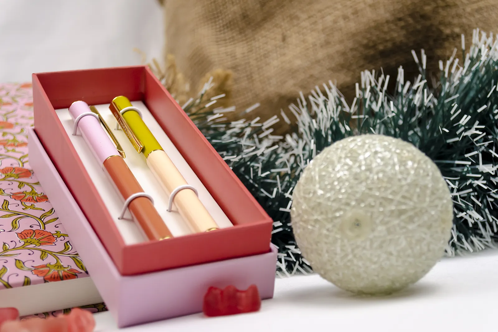 Caja Musuka “Regalo de Navidad 9" que contiene: Una agenda Designworks Ink de gran tamaño, con estampado vintage de flores. Un set de dos bolígrafos Designworks Ink de tinta negra, en diferentes colores.