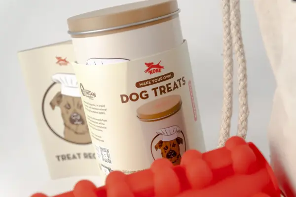 Caja regalo Musuka "Neo" que contiene: frisbee con olor a bacon, hueso de gelatina, molde de para preparar snacks para perros, pelota de juguete con cuerda, mochila de tela.