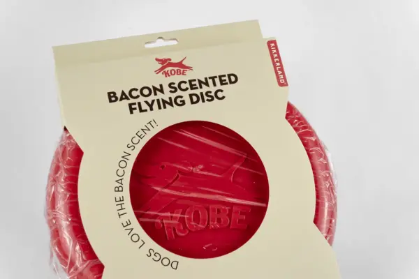 Caja regalo Musuka "Neo" que contiene: frisbee con olor a bacon, hueso de gelatina, molde de para preparar snacks para perros, pelota de juguete con cuerda, mochila de tela.