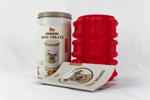 Caja regalo Musuka "Neo" que contiene: frisbee con olor a bacon, hueso de gelatina, molde de para preparar snacks para perros, pelota de juguete con cuerda, mochila de tela.