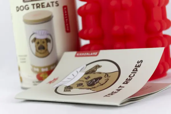Caja regalo Musuka "Neo" que contiene: frisbee con olor a bacon, hueso de gelatina, molde de para preparar snacks para perros, pelota de juguete con cuerda, mochila de tela.