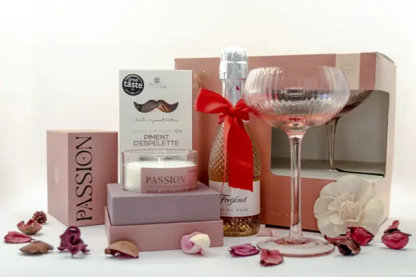 Caja regalo Musuka "Passion" que contiene: botella de vino “Freixenet Italian Rosé”, Paddywax “Passion”, un par de copas estilo vintage “Here’s How”, una tableta de chocolate negro con Piment d’Espelette Rafa Gorrotxategi.