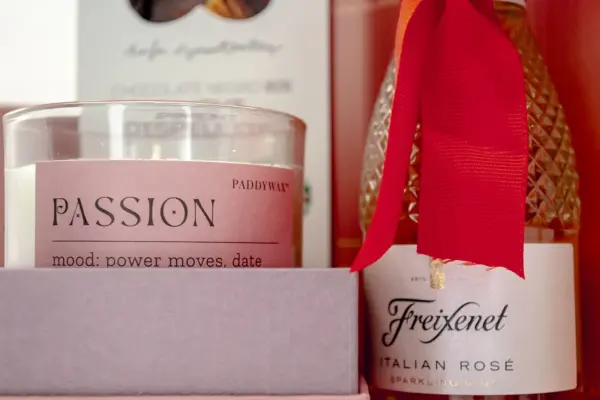 Caja regalo Musuka "Passion" que contiene: botella de vino “Freixenet Italian Rosé”, Paddywax “Passion”, un par de copas estilo vintage “Here’s How”, una tableta de chocolate negro con Piment d’Espelette Rafa Gorrotxategi.