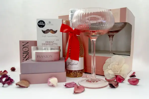 Caja regalo Musuka "Passion" que contiene: botella de vino “Freixenet Italian Rosé”, Paddywax “Passion”, un par de copas estilo vintage “Here’s How”, una tableta de chocolate negro con Piment d’Espelette Rafa Gorrotxategi.