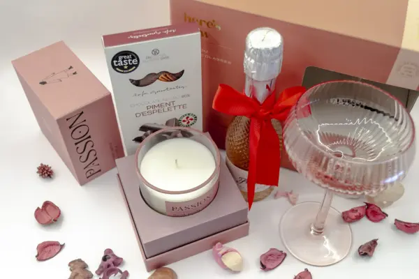 Caja regalo Musuka "Passion" que contiene: botella de vino “Freixenet Italian Rosé”, Paddywax “Passion”, un par de copas estilo vintage “Here’s How”, una tableta de chocolate negro con Piment d’Espelette Rafa Gorrotxategi.
