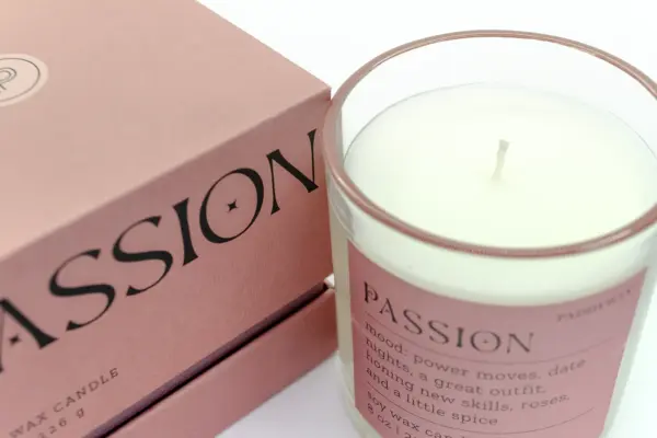Caja regalo Musuka "Passion" que contiene: botella de vino “Freixenet Italian Rosé”, Paddywax “Passion”, un par de copas estilo vintage “Here’s How”, una tableta de chocolate negro con Piment d’Espelette Rafa Gorrotxategi.