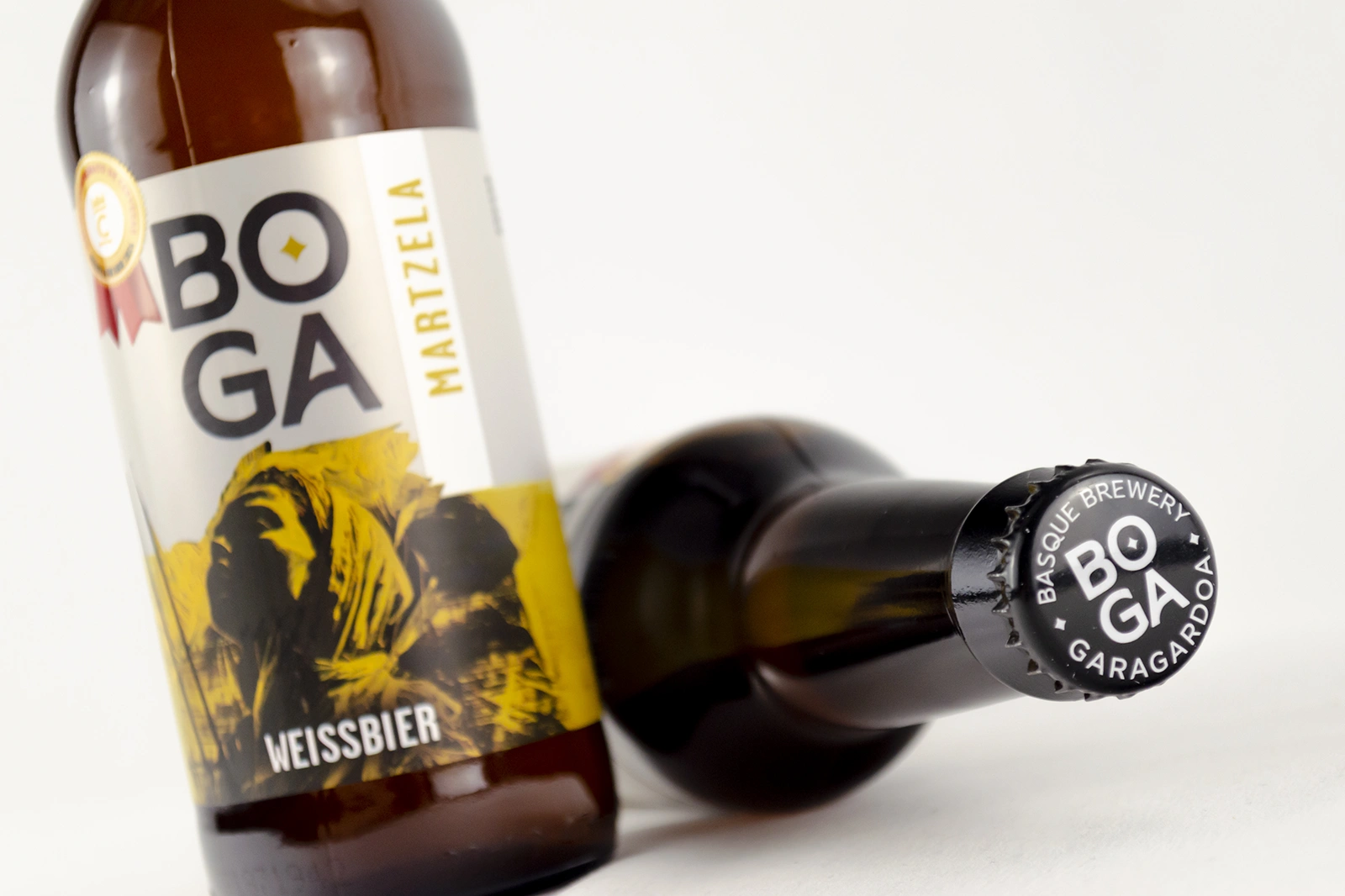 Cerveza de trigo Martzela Boga Garagardoak, de estilo Weissbier alemán, incluida en una caja de regalo original para disfrutar de un pícnic al aire libre.