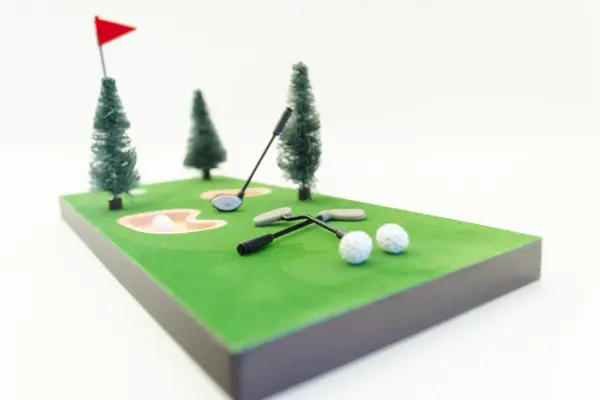 Caja regalo Musuka "Tarde de juegos" que contiene: mini juego de bolos, arcade de bolsillo con 26 juegos, crackers veganos Lady Joseph, paquete de frutos secos Müix Snacks, mini juego de golf de mesa.