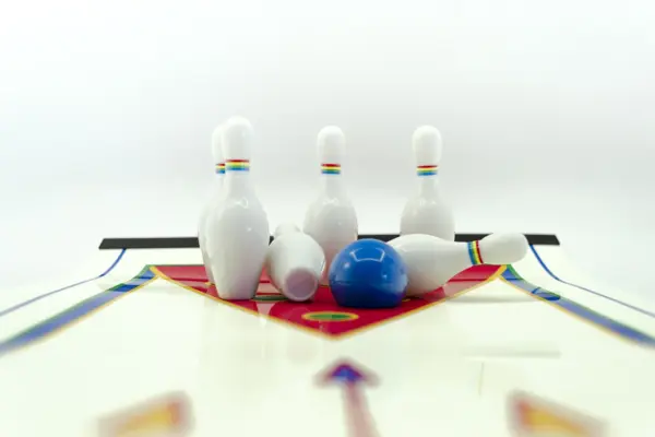 Caja regalo Musuka "Tarde de juegos" que contiene: mini juego de bolos, arcade de bolsillo con 26 juegos, crackers veganos Lady Joseph, paquete de frutos secos Müix Snacks, mini juego de golf de mesa.