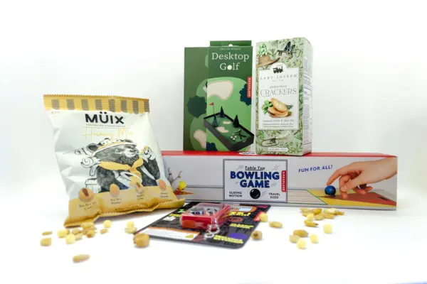 Caja regalo Musuka "Tarde de juegos" que contiene: mini juego de bolos, arcade de bolsillo con 26 juegos, crackers veganos Lady Joseph, paquete de frutos secos Müix Snacks, mini juego de golf de mesa.