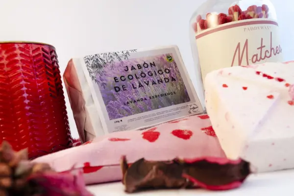 Una vela aromática, una bomba de baño, una almohada para los ojos, una botella con cerillas, una pastilla de jabón de lavanda.