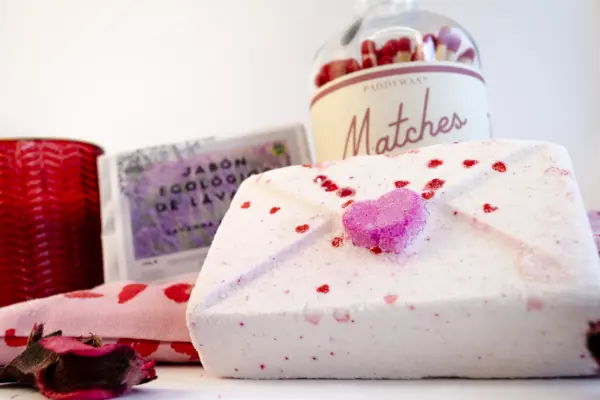Una vela aromática, una bomba de baño, una almohada para los ojos, una botella con cerillas, una pastilla de jabón de lavanda.