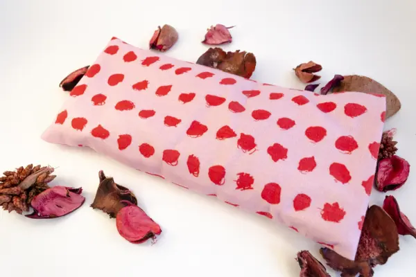 Una vela aromática, una bomba de baño, una almohada para los ojos, una botella con cerillas, una pastilla de jabón de lavanda.