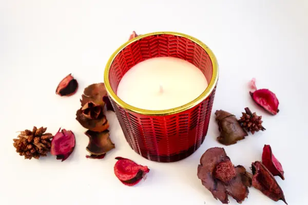 Una vela aromática, una bomba de baño, una almohada para los ojos, una botella con cerillas, una pastilla de jabón de lavanda.