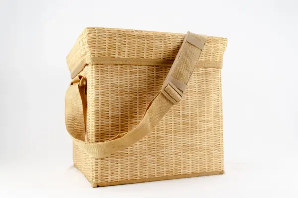 Caja regalo Musuka "Vámonos de picnic" que contiene: nevera portátil Kikkerland, manta de picnic, crackers Lady Joseph, vela enlatada Paddywax, cerveza Boga Martzela Km 0, paté de bonito y piquillos La Chinata.