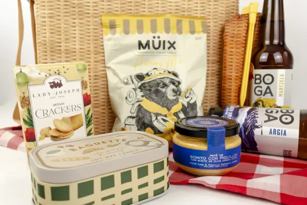 Caja regalo Musuka "Vámonos de picnic" que contiene: nevera portátil Kikkerland, manta de picnic, crackers Lady Joseph, vela enlatada Paddywax, cerveza Boga Martzela Km 0, paté de bonito y piquillos La Chinata.