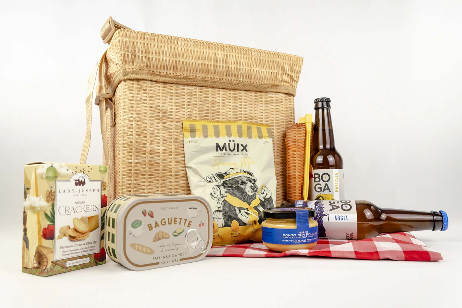 Caja de regalo original ¡Vámonos de picnic! con nevera portátil Kikkerland, mantel de pícnic, cerveza artesanal Boga, vela aromática Paddywax y snacks para disfrutar al aire libre.